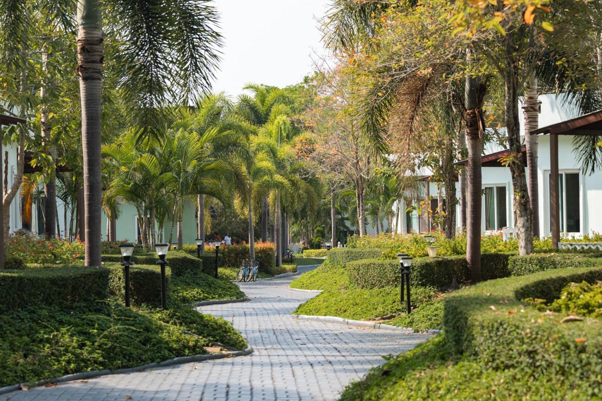 Villa Reina Resort Nong Nam Daeng Exteriör bild