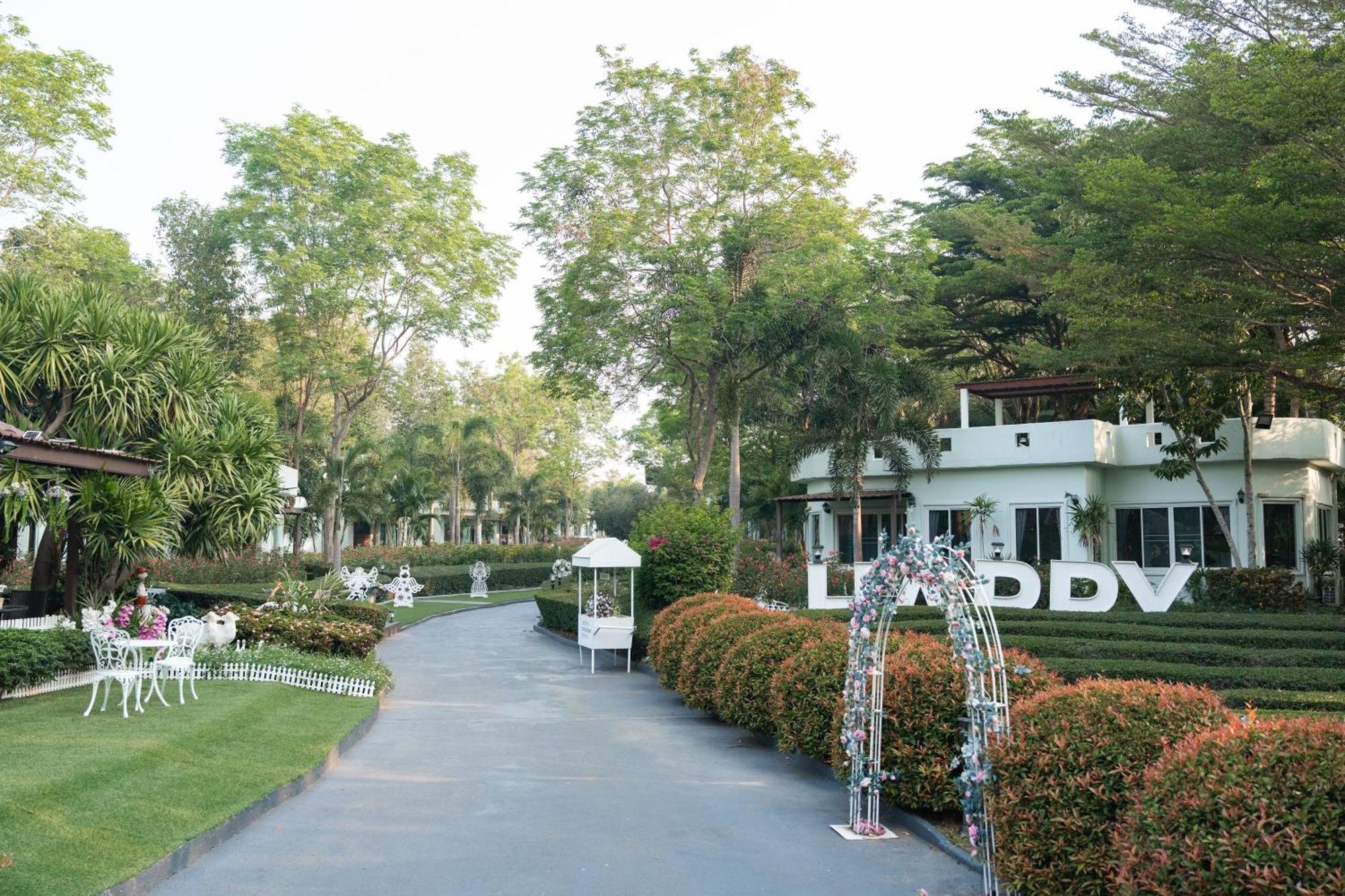 Villa Reina Resort Nong Nam Daeng Exteriör bild