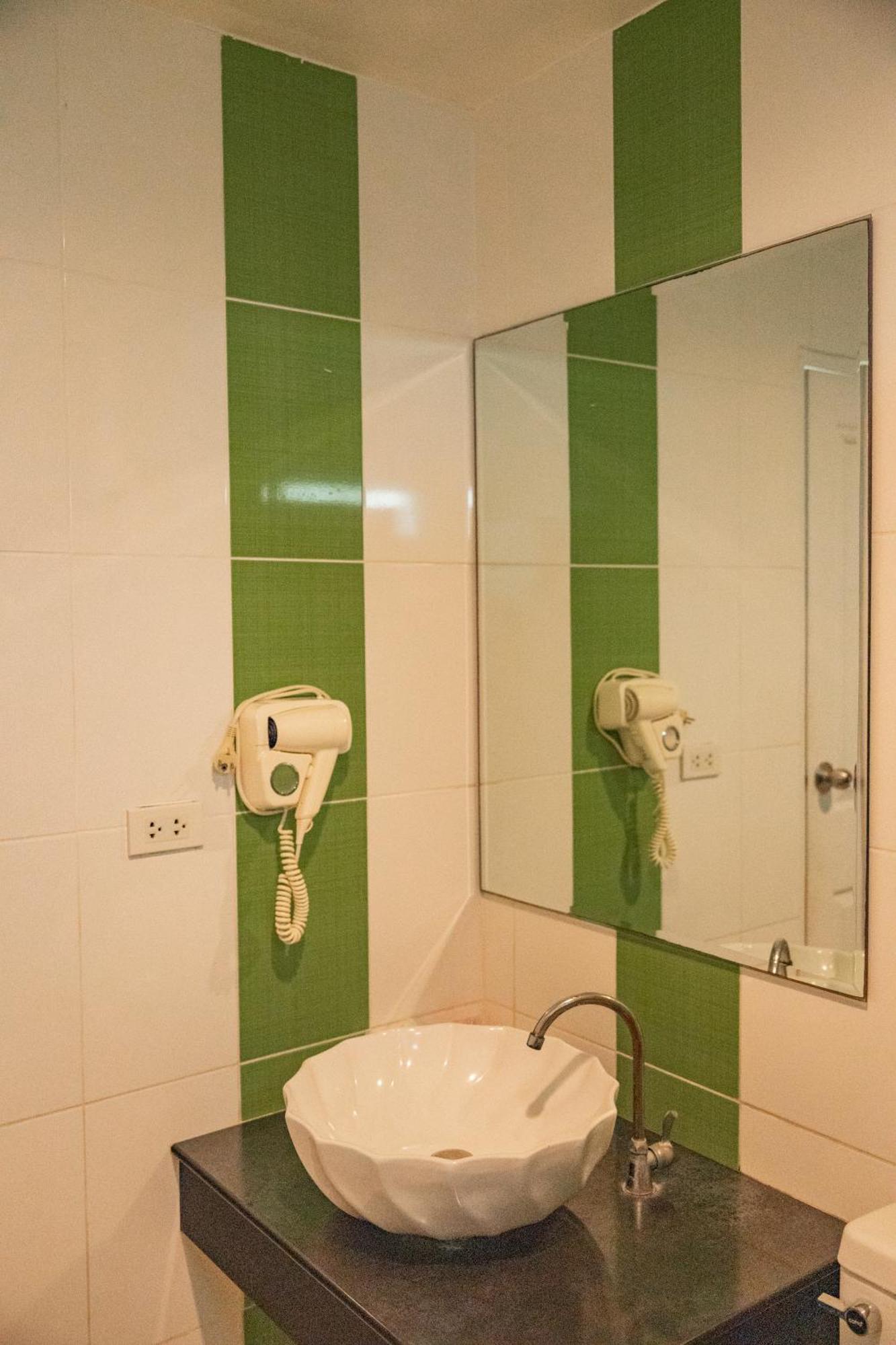 Villa Reina Resort Nong Nam Daeng Exteriör bild
