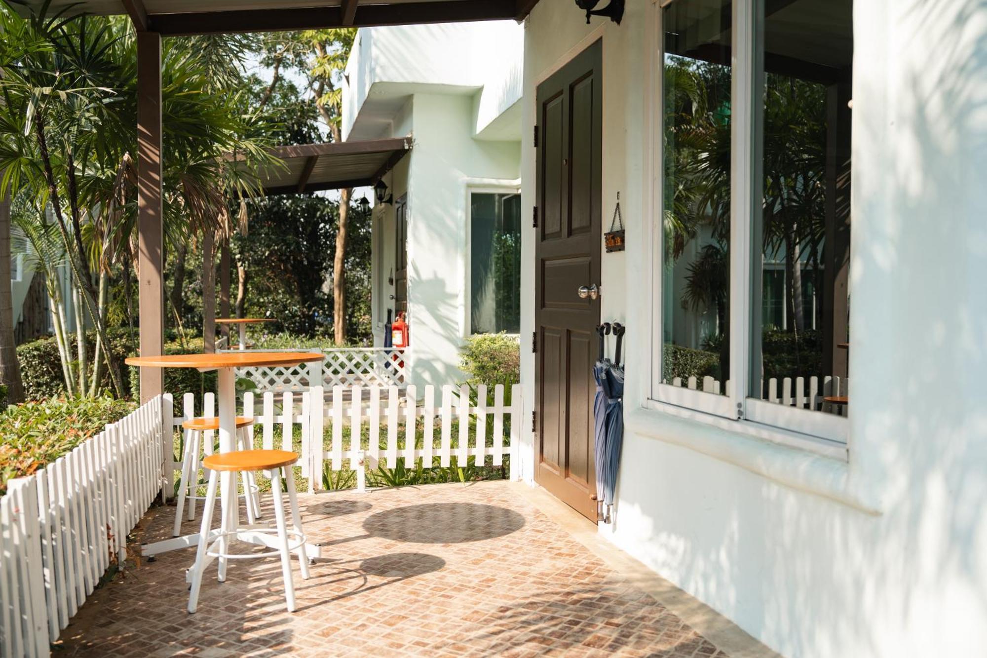 Villa Reina Resort Nong Nam Daeng Exteriör bild